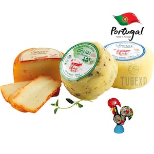 Op de afbeelding: Twee soorten Portugese kaas, een met kruiden en een met chilipepers, met een klein haanbeeldje en een Portugese vlag.