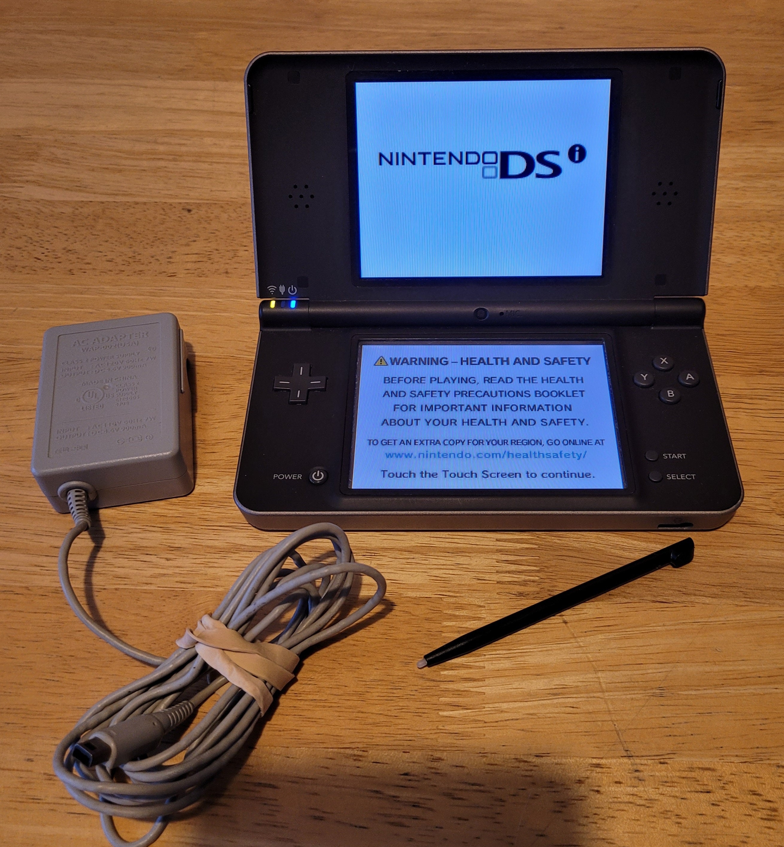 Nintendo DS DSi Original Console Black With Stylus & Charger + Hard Case  TESTED