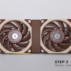 Puede incluir: Una tarjeta gr&aacute;fica de ordenador beige y marr&oacute;n con dos ventiladores. Los ventiladores tienen aspas marrones y un marco beige. La tarjeta tiene una cubierta beige y marr&oacute;n con el texto "STEP 3 INSTALL COVER".