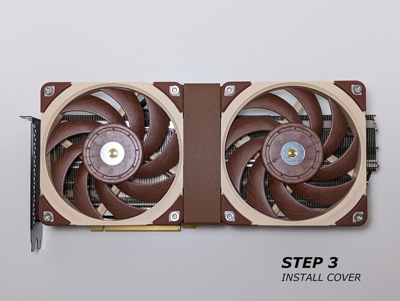 Puede incluir: Una tarjeta gr&aacute;fica de ordenador beige y marr&oacute;n con dos ventiladores. Los ventiladores tienen aspas marrones y un marco beige. La tarjeta tiene una cubierta beige y marr&oacute;n con el texto "STEP 3 INSTALL COVER".