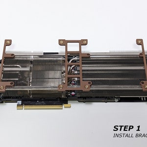 Puede incluir: Primer plano de una tarjeta gr&aacute;fica con un gran disipador de calor y tres soportes met&aacute;licos. Los soportes est&aacute;n etiquetados como "STEP 1 INSTALL BRACKETS".