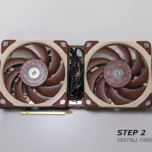 Puede incluir: Una tarjeta gr&aacute;fica beige y marr&oacute;n con dos ventiladores. Los ventiladores tienen un dise&ntilde;o marr&oacute;n y beige con un centro plateado. El texto "STEP 2 INSTALL FANS" est&aacute; impreso debajo de la tarjeta.