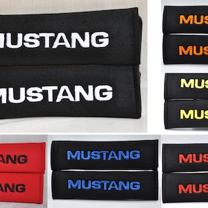2 pezzi (1 PAIO) Ford Mustang (senza logo) Cuscino per cintura di sicurezza con ricamo, spalline - Nero/Rosso/Blu/Grigio/Giallo/Verde/Rosa/Marrone/Bianco