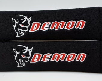 2 piezas (1 par) de fundas de cojín para cinturón de seguridad con bordado de demonio, suaves y acolchadas para hombros: negro, rojo, azul, gris, amarillo, verde, rosa, marrón y blanco.