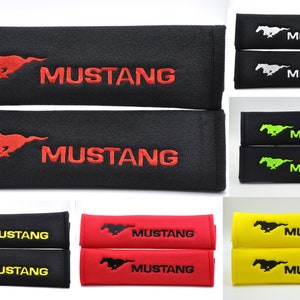 2 pezzi (1 PAIO) Copri-cintura di sicurezza con ricamo Ford Mustang e spalline - Nero/Rosso/Blu/Grigio/Giallo/Verde/Rosa/Marrone/Bianco