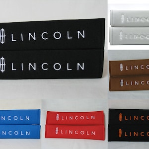 2 pezzi (1 PAIO) Copri-cintura di sicurezza morbida con ricamo Lincoln e spalline - Nero/Rosso/Blu/Grigio/Giallo/Verde/Rosa/Marrone/Bianco