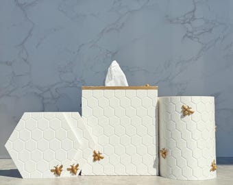 Set regalo per la Festa della Mamma a tema api: porta fazzoletti, sottobicchieri e porta spazzolini con api dipinte a mano e motivo a nido d'ape.