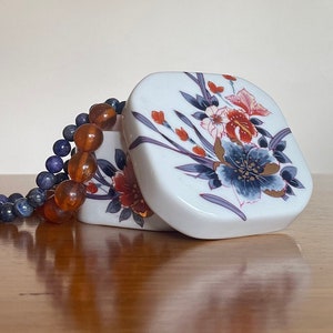 Caja de porcelana vintage con tapa cuadrada, diseño de flor de viento, esquinas redondeadas, motivos florales y detalles dorados, fabricada en Japón, Bellarine Bazaar.