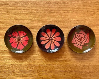 Set vintage di tre piattini portagioie in metallo e smalto con motivi floreali di Aroha Souvenirs / Prodotto in Nuova Zelanda / Stile MCM / Bellarine Bazaar