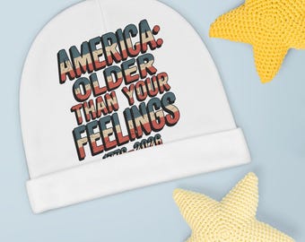 Gorro de bebé "América más vieja que tus sentimientos" / Gorro infantil patriótico 1776-2026