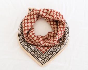 Bandana in cotone biologico stampata a mano con tecnica block print - Bordo floreale geometrico rosso - Sciarpa con motivo paisley