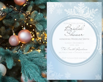 Puede incluir: Una invitación a una despedida de soltera azul y blanca con copos de nieve y un borde circular. El texto dice "Por favor, únase a nosotros para una despedida de soltera en honor a Madeline Smith Domingo, 15 de diciembre 12PM - 3PM The Smith Residence 345 Holly Lane Chicago, Illinois RSVP a Julia (555)-314-0303"