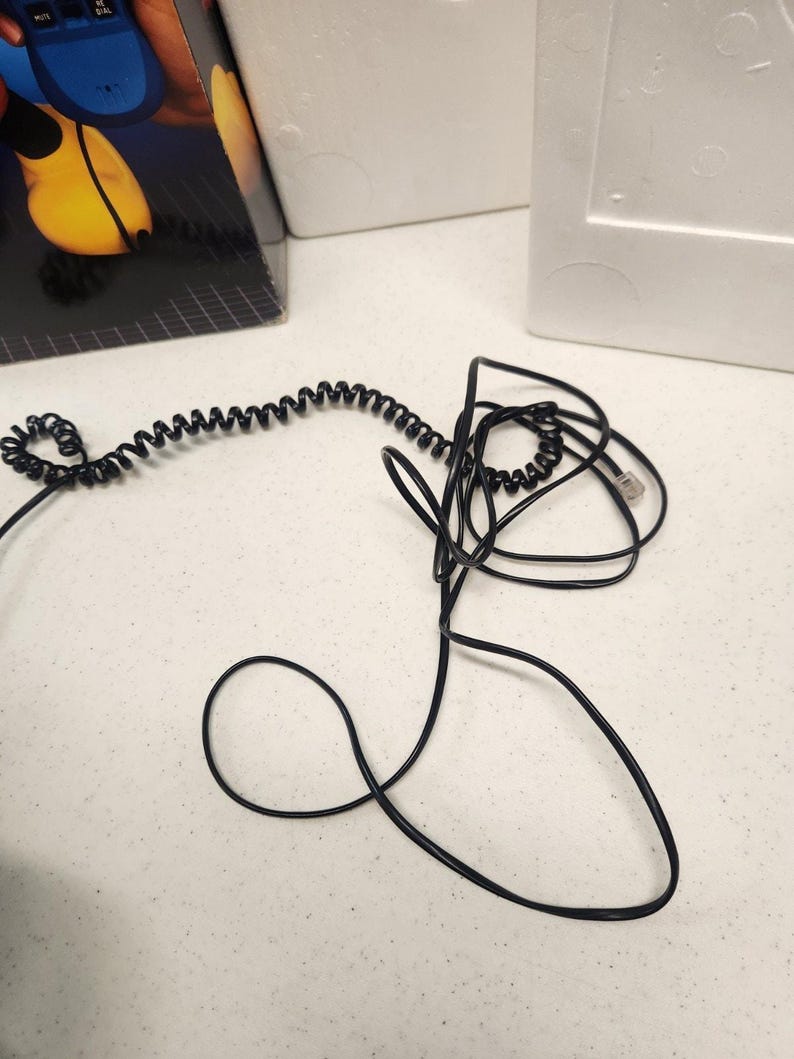Teléfono de viaje vintage de Mickey Mouse Tyco de los años 80, con mochila, caja e instrucciones. imagen 17