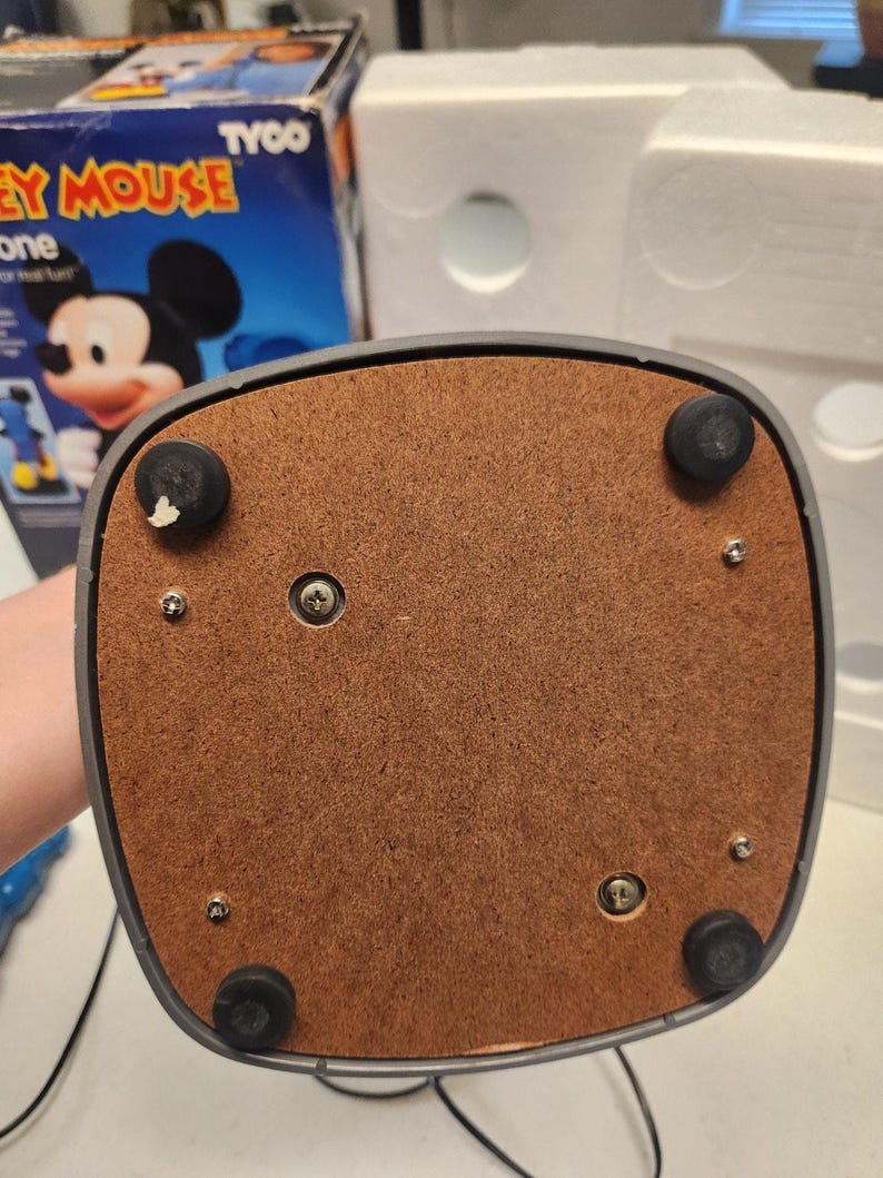 Teléfono de viaje vintage de Mickey Mouse Tyco de los años 80, con mochila, caja e instrucciones. imagen 16