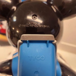 Teléfono de viaje vintage de Mickey Mouse Tyco de los años 80, con mochila, caja e instrucciones. imagen 15