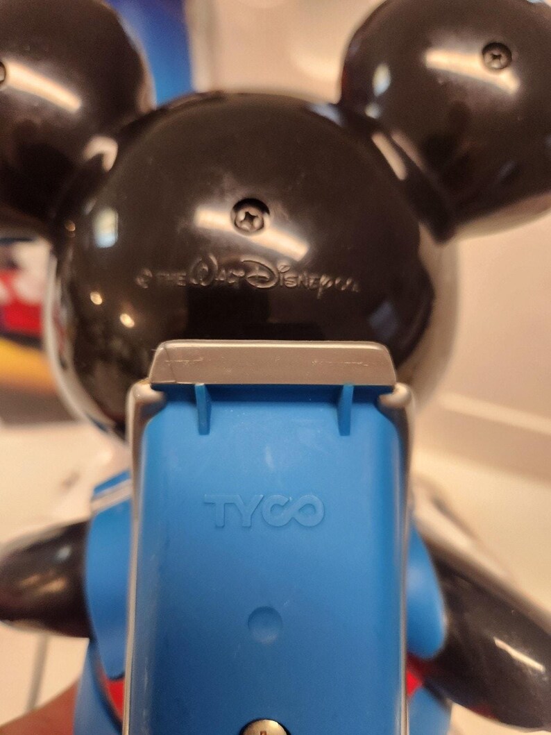 Teléfono de viaje vintage de Mickey Mouse Tyco de los años 80, con mochila, caja e instrucciones. imagen 15