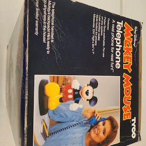 Teléfono de viaje vintage de Mickey Mouse Tyco de los años 80, con mochila, caja e instrucciones. imagen 10