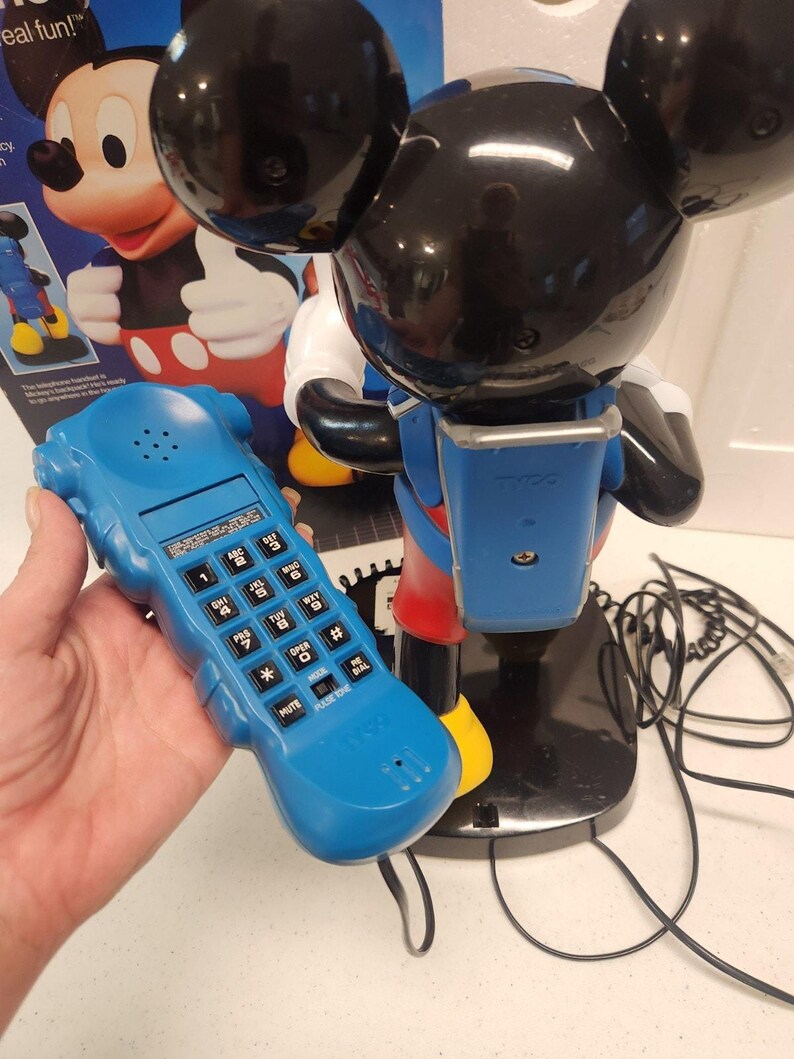 Teléfono de viaje vintage de Mickey Mouse Tyco de los años 80, con mochila, caja e instrucciones. imagen 8