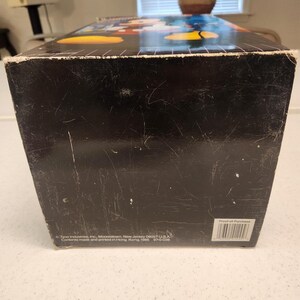 Teléfono de viaje vintage de Mickey Mouse Tyco de los años 80, con mochila, caja e instrucciones. imagen 14