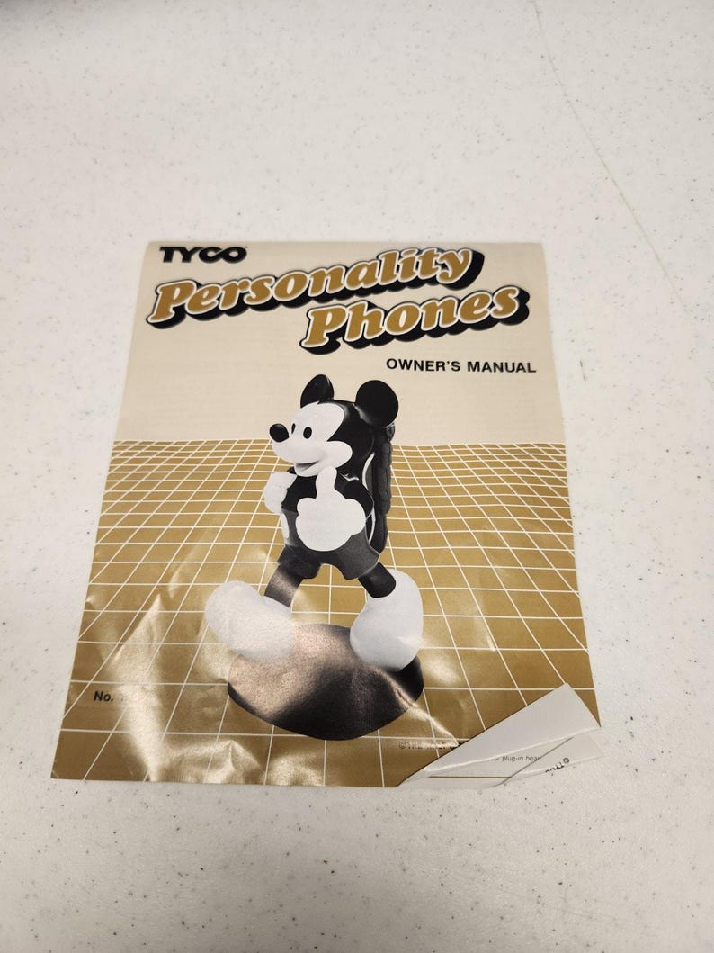 Teléfono de viaje vintage de Mickey Mouse Tyco de los años 80, con mochila, caja e instrucciones. imagen 18