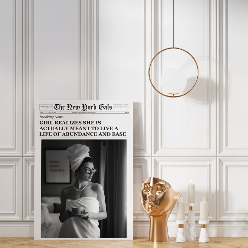 Pu&ograve; includere: Stampa di giornale in bianco e nero con il titolo "The New York Gals" e il testo "Breaking News: GIRL REALIZES SHE IS ACTUALLY MEANT TO LIVE A LIFE OF ABUNDANCE AND EASE". L'immagine mostra una donna avvolta in un asciugamano bianco che tiene una tazza di caff&egrave;.