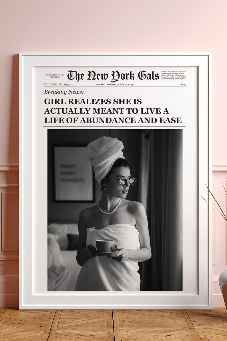 Pu&ograve; includere: Una fotografia in bianco e nero di una donna avvolta in un asciugamano bianco, che tiene una tazza di caff&egrave;. La foto &egrave; incorniciata e ha un titolo di giornale che recita "La ragazza si rende conto che in realt&agrave; &egrave; destinata a vivere una vita di abbondanza e facilit&agrave;."
