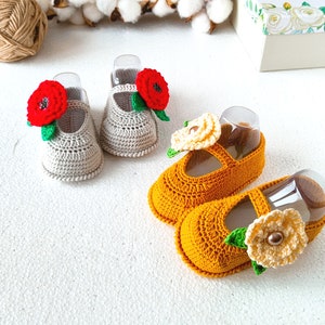 Pu&ograve; includere: Due paia di scarpine per neonati all'uncinetto con decorazioni floreali. Un paio &egrave; beige con fiori rossi e l'altro paio &egrave; giallo con fiori crema.
