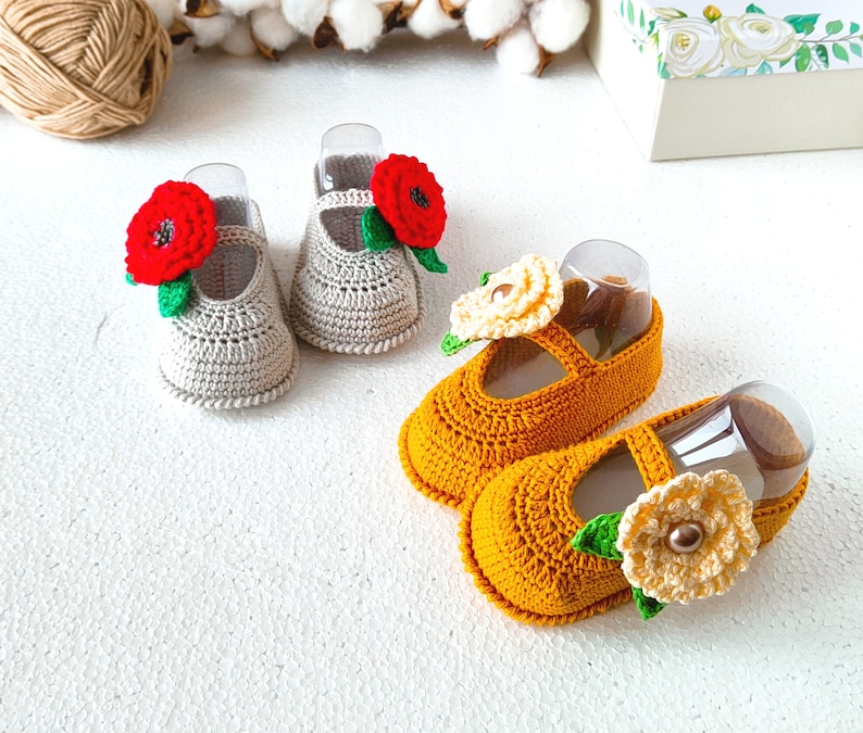 Pu&ograve; includere: Due paia di scarpine per neonati all'uncinetto con decorazioni floreali. Un paio &egrave; beige con fiori rossi e l'altro paio &egrave; giallo con fiori crema.