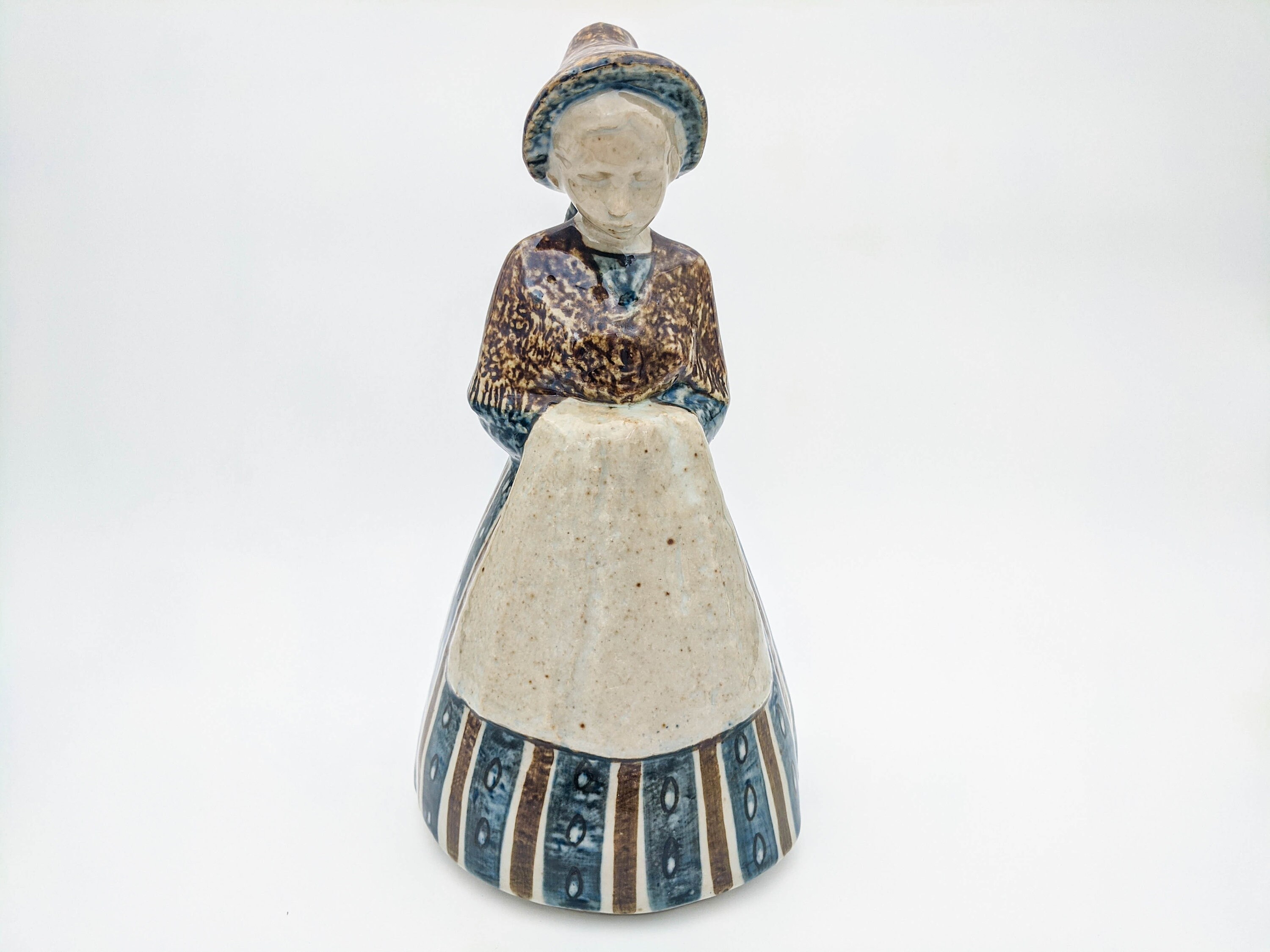 ビング＆グロンダールの大きなヴィンテージ磁器の置物 - 民族衣装を着