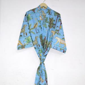 One-Size Fits All Robe: Elegant Summer Loungewear, Ideal Bridesmaid Gift,Versatile Jungle Print Robe Bridesmaid Essential