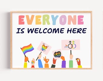 Könnte beinhalten: Ein gerahmter Druck mit dem Text "EVERYONE IS WELCOME HERE" in bunten Buchstaben. Das Bild zeigt Hände, die Schilder mit Regenbogenflaggen, Herzen und den Worten "LOVE WINS" und "be you" halten.