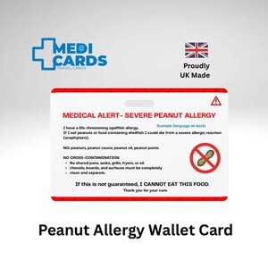 以下が含まれることがあります： 赤枠の白い長方形の医療用緊急カード。MEDICAL ALERT- SEVERE PEANUT ALLERGYというテキスト、警告マーク、ピーナッツの禁止アイコン、および食品の安全性と交差汚染に関する詳細な指示が記載されています。