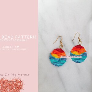 Peut inclure: Une paire de boucles d'oreilles en perles avec un motif de coucher de soleil et de vagues oc&eacute;aniques. Les boucles d'oreilles mesurent environ 3,0 cm sur 3,1 cm et sont r&eacute;alis&eacute;es avec des perles Miyuki Delica 11/0. Les boucles d'oreilles sont un m&eacute;lange de perles rouges, orange, jaunes, bleues et turquoise.