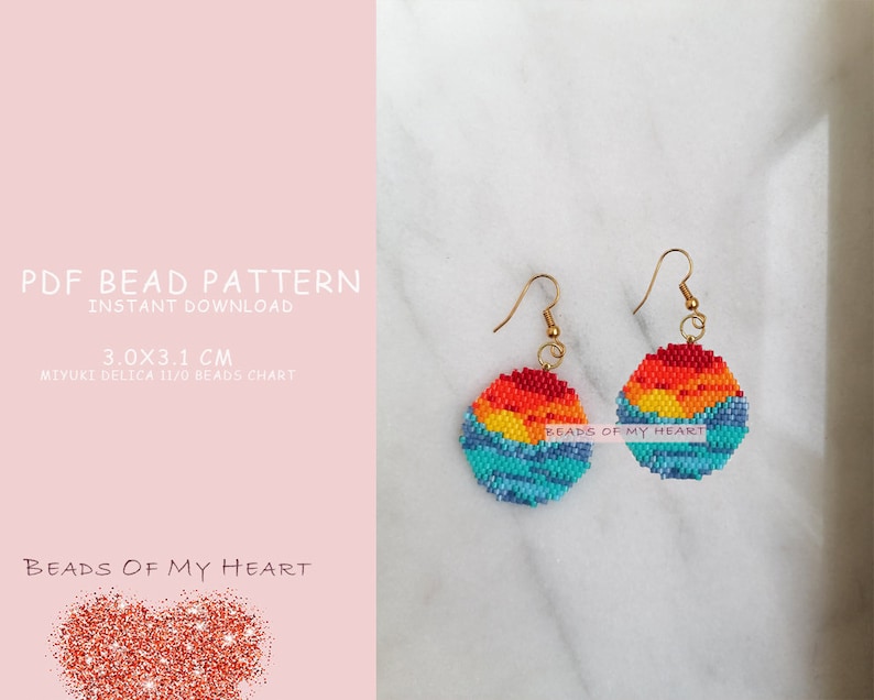 Peut inclure: Une paire de boucles d'oreilles en perles avec un motif de coucher de soleil et de vagues oc&eacute;aniques. Les boucles d'oreilles mesurent environ 3,0 cm sur 3,1 cm et sont r&eacute;alis&eacute;es avec des perles Miyuki Delica 11/0. Les boucles d'oreilles sont un m&eacute;lange de perles rouges, orange, jaunes, bleues et turquoise.