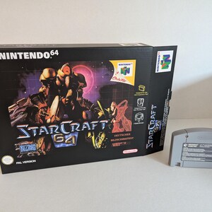 Könnte beinhalten: Schwarze Nintendo 64-Spielbox für StarCraft 64 mit einer Science-Fiction-Illustration und dem Spieltitel. Eine graue Spielkassette befindet sich rechts. Die Box hat das Nintendo 64-Logo.