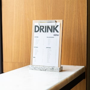 Prancheta de sinal de madeira, suporte de menu de mesa, barraca de mesa de cafeteria, suporte de exibição de loja de varejo, sinal de menu de bar de café, placa de clipe de madeira