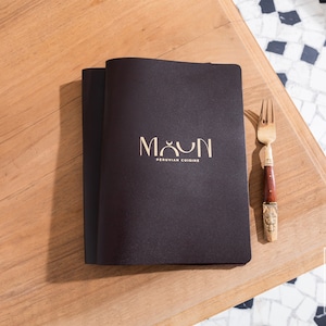 Skórzany uchwyt na menu, okładka na menu do restauracji, spersonalizowana książka menu, spersonalizowana teczka na menu z logo, okładki na menu do kawiarni i barów, folio na menu, koszulki na menu