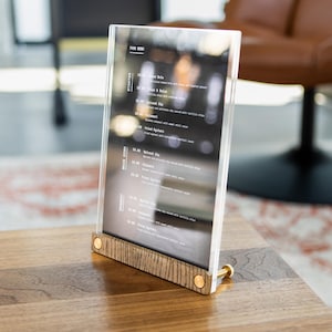 アクリル製テーブルサインホルダー：レストラン、カフェ、バー向けの木製ベース付きメニューディスプレイ