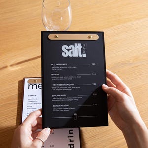 Leder-Menühalter: Individuelles Restaurant-Menübrett mit Messingleiste