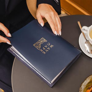 Niestandardowa skórzana okładka menu dla restauracji – trwała teczka menu z plastikowymi rękawami i opcjami personalizacji dla idealnego projektu menu