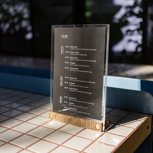 Akrylowy stojak na znaki - niestandardowy uchwyt na menu stołowe do restauracji i hoteli, stylowy wyświetlacz stołowy na recepcję, menu napojów