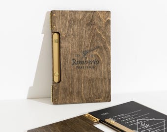 Cubierta de madera para menús: Soporte personalizado para menús de restaurantes, cafeterías y bares.