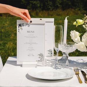 Benutzerdefinierter weißer Hochzeitsmenü-Tischständer mit Logo-Gravuroption, Tischmenühalter, Hochzeitsmenüschild, Tischplattenständer, Hochzeitsbarkarte