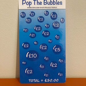 Puede incluir: Una tarjeta azul y blanca con el texto "Pop The Bubbles" y una dirección de sitio web. La tarjeta tiene un total de 18 círculos con diferentes cantidades de dinero escritas en su interior, incluyendo £1, £2, £5 y £10. La cantidad total es de £50.00.