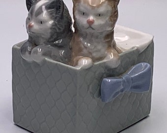 Nao Kätzchen Im Korb Porzellanfigur