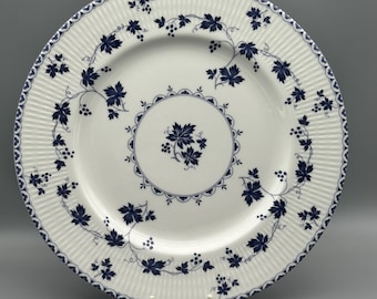 Royal Doutlon Yorktown Ribbed Old Style – 10,5/8″ Dinner Plate.   (E)