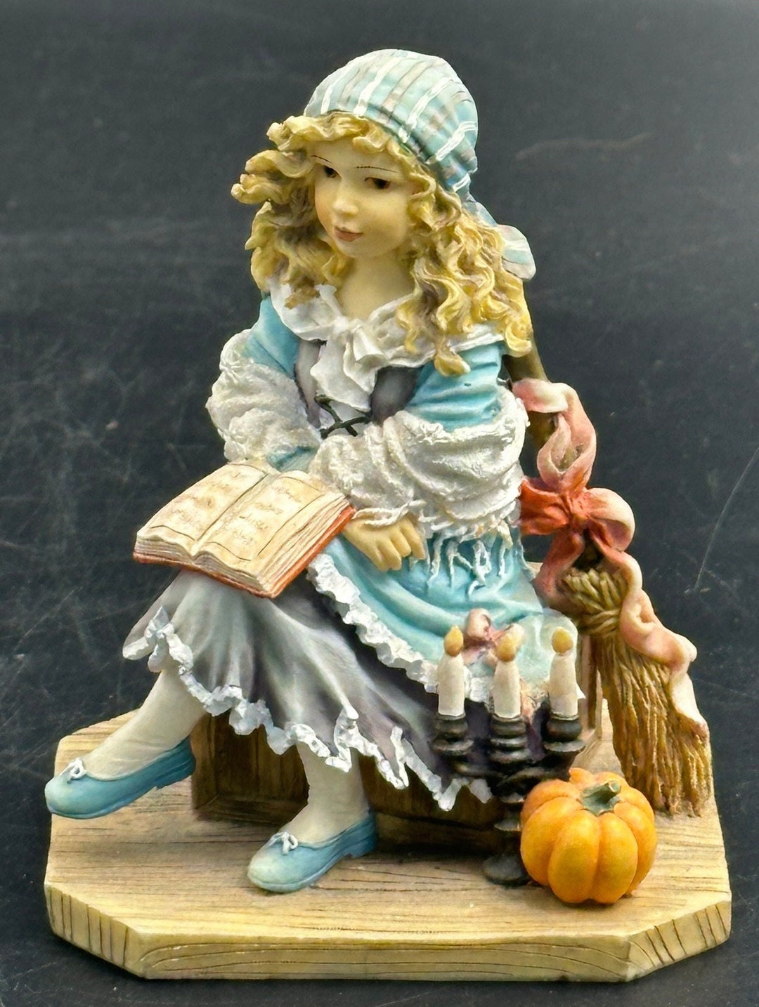 Leonardo Collection Dreaming Cinderella Figurine by Christine
