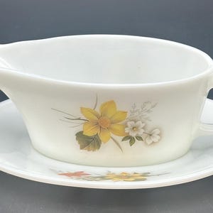 Jaj Pyrex Autumn Glory Gravy Sauce Boat And Stand