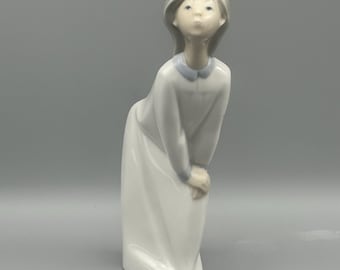 Lladro Porcelain Girl Ready For Bed Leaning On Her Knee Figurine -7.1/4"