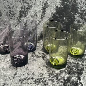 set sei bicchieri viola e verdi con un motivo a vite in rilievo su ogni bicchiere